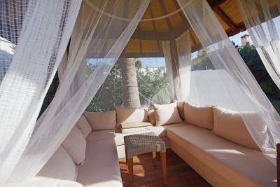 7 Benefits of Outdoor Curtains